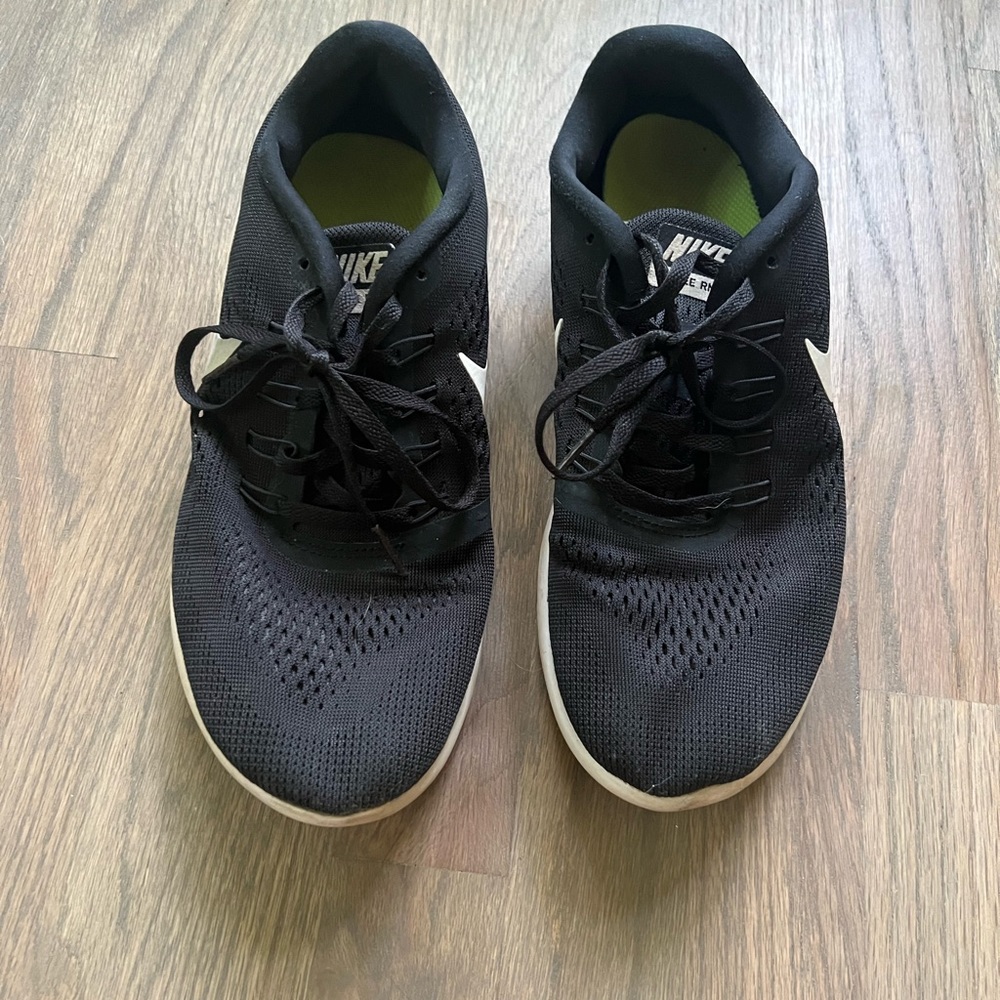 Black Nike Tennis shoe